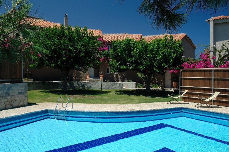 הרסוניסוס Paradise Island Villas מראה חיצוני תמונה